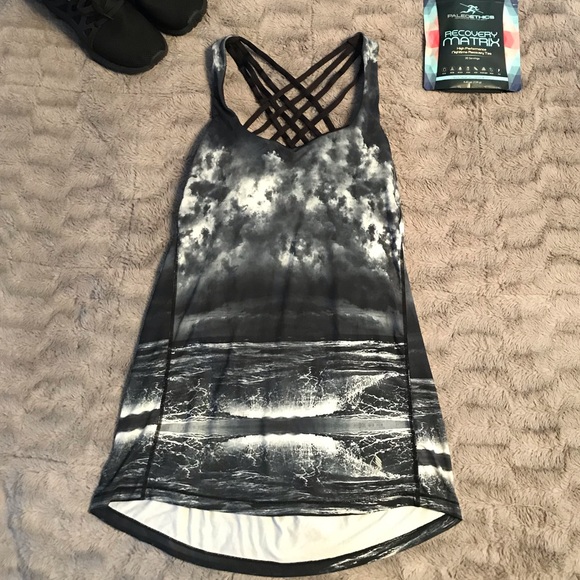 EUC Icyzone tank w/built in bra M - Picture 3 of 8